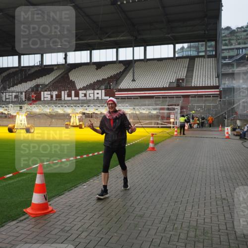 07.12.2025 - St. Pauli X-Mass-Run No. 15 Fabian Wolf http://msf.ph/oto/9417757 07.12.2025 11:20:40 Ziel 1020, 1135, 1614, 2132, 2134, 2242, 2305 meine-sportfotos.de