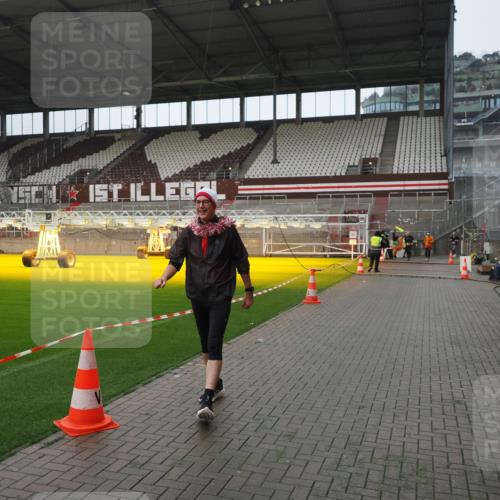 07.12.2025 - St. Pauli X-Mass-Run No. 15 Fabian Wolf http://msf.ph/oto/9417759 07.12.2025 11:20:41 Ziel 1020, 1135, 1614, 2132, 2134, 2242, 2305 meine-sportfotos.de