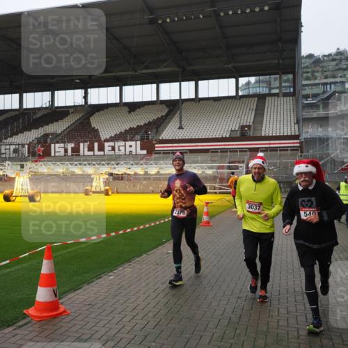 07.12.2025 - St. Pauli X-Mass-Run No. 15 Fabian Wolf http://msf.ph/oto/9417773 07.12.2025 11:20:54 Ziel 540, 765, 2379, 2462, 2601, 3037 meine-sportfotos.de