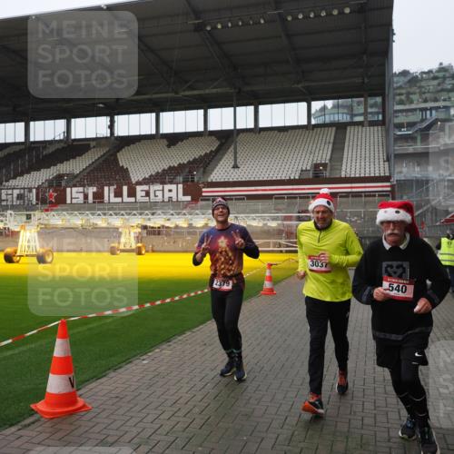 07.12.2025 - St. Pauli X-Mass-Run No. 15 Fabian Wolf http://msf.ph/oto/9417774 07.12.2025 11:20:54 Ziel 540, 765, 2379, 2462, 2601, 3037 meine-sportfotos.de