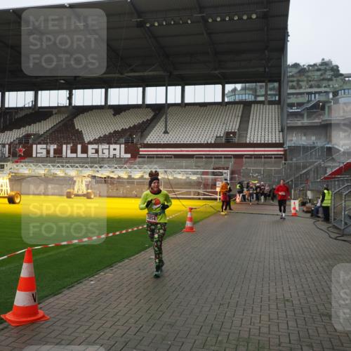 07.12.2025 - St. Pauli X-Mass-Run No. 15 Fabian Wolf http://msf.ph/oto/9417781 07.12.2025 11:21:06 Ziel 540, 2379, 2854, 3037, 3135 meine-sportfotos.de