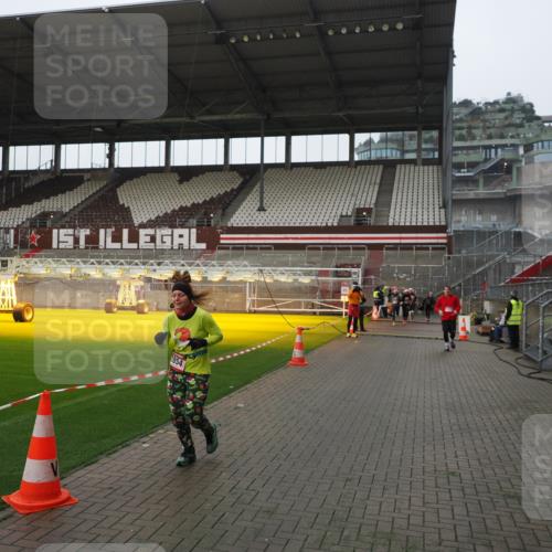 07.12.2025 - St. Pauli X-Mass-Run No. 15 Fabian Wolf http://msf.ph/oto/9417784 07.12.2025 11:21:06 Ziel 540, 2379, 2854, 3037, 3135 meine-sportfotos.de