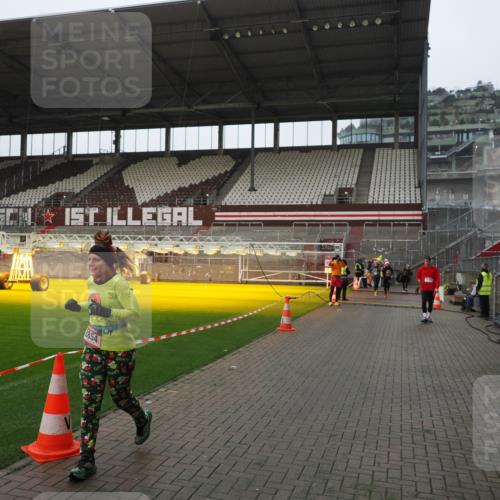 07.12.2025 - St. Pauli X-Mass-Run No. 15 Fabian Wolf http://msf.ph/oto/9417787 07.12.2025 11:21:07 Ziel 540, 2375, 2376, 2854, 3135 meine-sportfotos.de