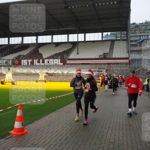 07.12.2025 - St. Pauli X-Mass-Run No. 15 Fabian Wolf http://msf.ph/oto/9417794 07.12.2025 11:21:13 Ziel 2375, 2376, 2854, 2867, 3135, 3220, 3283 meine-sportfotos.de