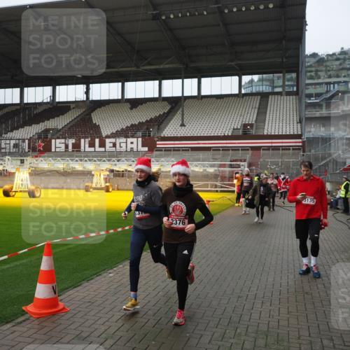 07.12.2025 - St. Pauli X-Mass-Run No. 15 Fabian Wolf http://msf.ph/oto/9417796 07.12.2025 11:21:13 Ziel 2375, 2376, 2854, 2867, 3135, 3220, 3283 meine-sportfotos.de