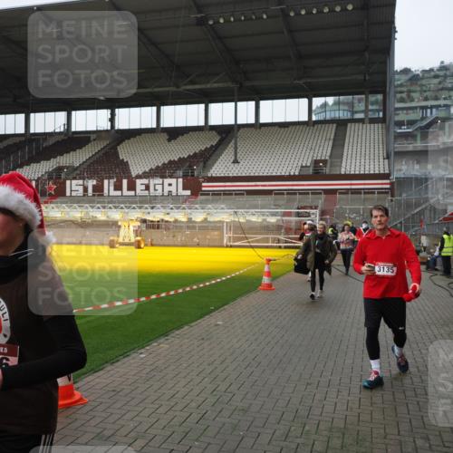 07.12.2025 - St. Pauli X-Mass-Run No. 15 Fabian Wolf http://msf.ph/oto/9417800 07.12.2025 11:21:14 Ziel 2375, 2376, 2854, 2867, 3135, 3220, 3283 meine-sportfotos.de