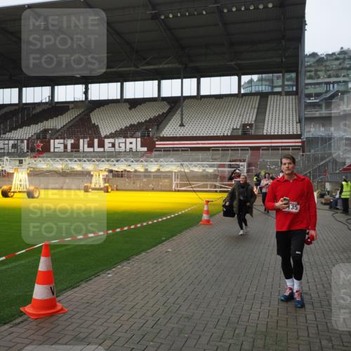 07.12.2025 - St. Pauli X-Mass-Run No. 15 Fabian Wolf http://msf.ph/oto/9417801 07.12.2025 11:21:14 Ziel 2375, 2376, 2854, 2867, 3135, 3220, 3283 meine-sportfotos.de