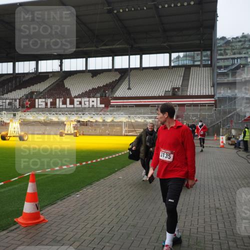 07.12.2025 - St. Pauli X-Mass-Run No. 15 Fabian Wolf http://msf.ph/oto/9417806 07.12.2025 11:21:15 Ziel 2375, 2376, 2579, 2854, 2867, 3135, 3159, 3220, 3283 meine-sportfotos.de