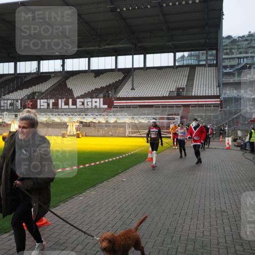 07.12.2025 - St. Pauli X-Mass-Run No. 15 Fabian Wolf http://msf.ph/oto/9417811 07.12.2025 11:21:17 Ziel 2375, 2376, 2579, 2854, 2867, 3135, 3159, 3220, 3283 meine-sportfotos.de