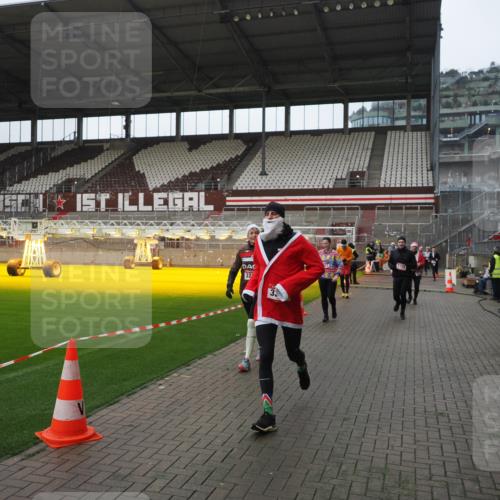 07.12.2025 - St. Pauli X-Mass-Run No. 15 Fabian Wolf http://msf.ph/oto/9417820 07.12.2025 11:21:19 Ziel 2375, 2376, 2579, 2867, 3135, 3159, 3220, 3283 meine-sportfotos.de