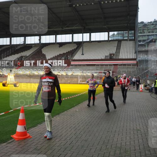 07.12.2025 - St. Pauli X-Mass-Run No. 15 Fabian Wolf http://msf.ph/oto/9417828 07.12.2025 11:21:21 Ziel 232, 241, 2375, 2376, 2579, 2867, 3073, 3135, 3159, 3220, 3283 meine-sportfotos.de