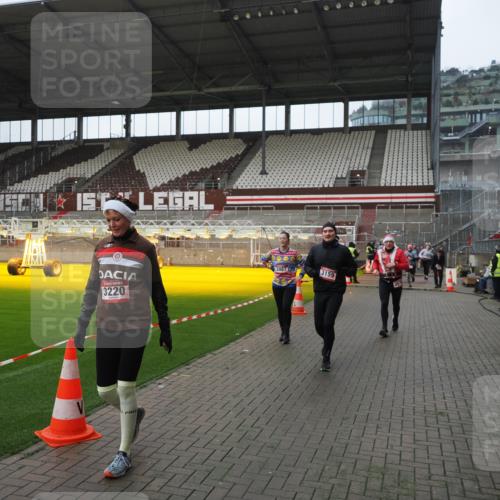 07.12.2025 - St. Pauli X-Mass-Run No. 15 Fabian Wolf http://msf.ph/oto/9417830 07.12.2025 11:21:22 Ziel 98, 105, 111, 232, 241, 2375, 2376, 2579, 2867, 3073, 3135, 3159, 3220, 3283 meine-sportfotos.de