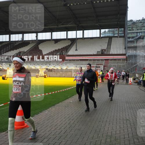 07.12.2025 - St. Pauli X-Mass-Run No. 15 Fabian Wolf http://msf.ph/oto/9417832 07.12.2025 11:21:22 Ziel 98, 105, 111, 232, 241, 2375, 2376, 2579, 2867, 3073, 3135, 3159, 3220, 3283 meine-sportfotos.de