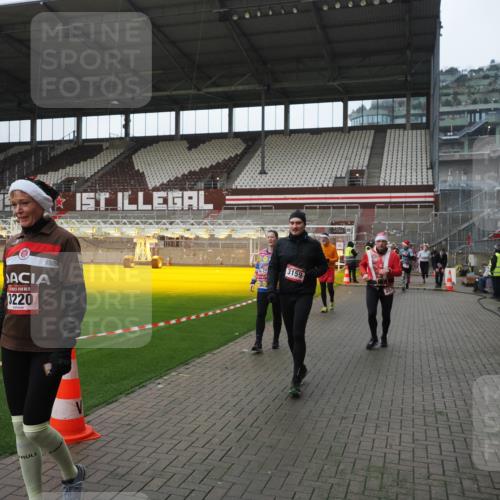 07.12.2025 - St. Pauli X-Mass-Run No. 15 Fabian Wolf http://msf.ph/oto/9417833 07.12.2025 11:21:22 Ziel 98, 105, 111, 232, 241, 2375, 2376, 2579, 2867, 3073, 3135, 3159, 3220, 3283 meine-sportfotos.de