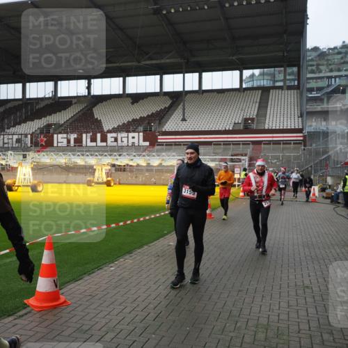 07.12.2025 - St. Pauli X-Mass-Run No. 15 Fabian Wolf http://msf.ph/oto/9417835 07.12.2025 11:21:23 Ziel 98, 105, 111, 232, 241, 2375, 2376, 2579, 2867, 3073, 3135, 3159, 3220, 3283 meine-sportfotos.de
