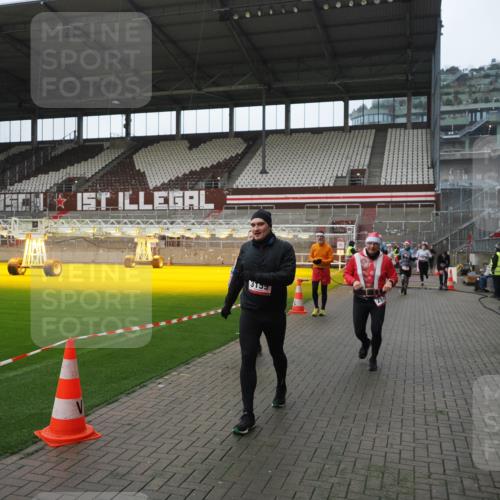 07.12.2025 - St. Pauli X-Mass-Run No. 15 Fabian Wolf http://msf.ph/oto/9417836 07.12.2025 11:21:23 Ziel 98, 105, 111, 232, 241, 2375, 2376, 2579, 2867, 3073, 3135, 3159, 3220, 3283 meine-sportfotos.de