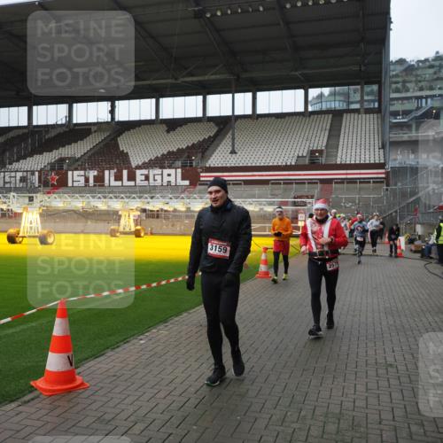 07.12.2025 - St. Pauli X-Mass-Run No. 15 Fabian Wolf http://msf.ph/oto/9417837 07.12.2025 11:21:23 Ziel 98, 105, 111, 232, 241, 2375, 2376, 2579, 2867, 3073, 3135, 3159, 3220, 3283 meine-sportfotos.de