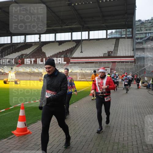 07.12.2025 - St. Pauli X-Mass-Run No. 15 Fabian Wolf http://msf.ph/oto/9417840 07.12.2025 11:21:24 Ziel 98, 105, 111, 232, 241, 2375, 2376, 2579, 2867, 3073, 3135, 3159, 3220, 3283 meine-sportfotos.de