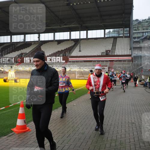 07.12.2025 - St. Pauli X-Mass-Run No. 15 Fabian Wolf http://msf.ph/oto/9417841 07.12.2025 11:21:24 Ziel 98, 105, 111, 232, 241, 2375, 2376, 2579, 2867, 3073, 3135, 3159, 3220, 3283 meine-sportfotos.de