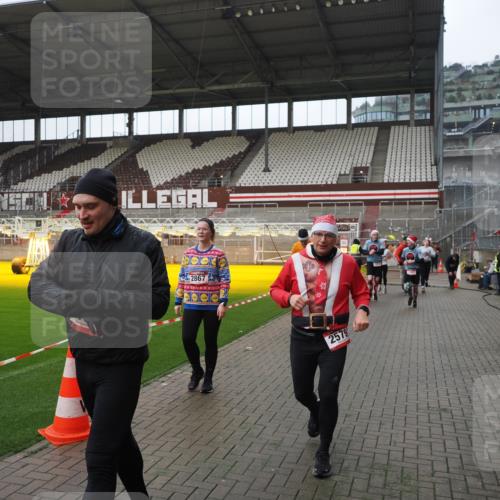 07.12.2025 - St. Pauli X-Mass-Run No. 15 Fabian Wolf http://msf.ph/oto/9417842 07.12.2025 11:21:24 Ziel 98, 105, 111, 232, 241, 2375, 2376, 2579, 2867, 3073, 3135, 3159, 3220, 3283 meine-sportfotos.de