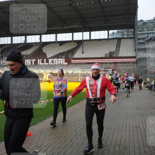 07.12.2025 - St. Pauli X-Mass-Run No. 15 Fabian Wolf http://msf.ph/oto/9417843 07.12.2025 11:21:24 Ziel 98, 105, 111, 232, 241, 2375, 2376, 2579, 2867, 3073, 3135, 3159, 3220, 3283 meine-sportfotos.de