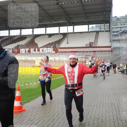 07.12.2025 - St. Pauli X-Mass-Run No. 15 Fabian Wolf http://msf.ph/oto/9417844 07.12.2025 11:21:25 Ziel 98, 105, 111, 232, 241, 1907, 2375, 2376, 2473, 2474, 2579, 2867, 3073, 3159, 3220, 3283 meine-sportfotos.de