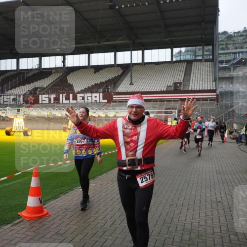 07.12.2025 - St. Pauli X-Mass-Run No. 15 Fabian Wolf http://msf.ph/oto/9417845 07.12.2025 11:21:25 Ziel 98, 105, 111, 232, 241, 1907, 2375, 2376, 2473, 2474, 2579, 2867, 3073, 3159, 3220, 3283 meine-sportfotos.de