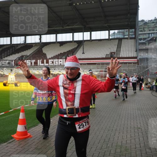 07.12.2025 - St. Pauli X-Mass-Run No. 15 Fabian Wolf http://msf.ph/oto/9417847 07.12.2025 11:21:25 Ziel 98, 105, 111, 232, 241, 1907, 2375, 2376, 2473, 2474, 2579, 2867, 3073, 3159, 3220, 3283 meine-sportfotos.de