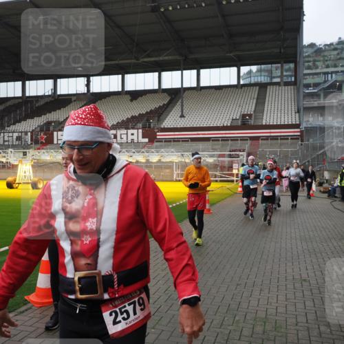 07.12.2025 - St. Pauli X-Mass-Run No. 15 Fabian Wolf http://msf.ph/oto/9417849 07.12.2025 11:21:26 Ziel 98, 105, 111, 232, 241, 1549, 1902, 1907, 2375, 2376, 2473, 2474, 2579, 2867, 3073, 3159, 3220, 3283 meine-sportfotos.de