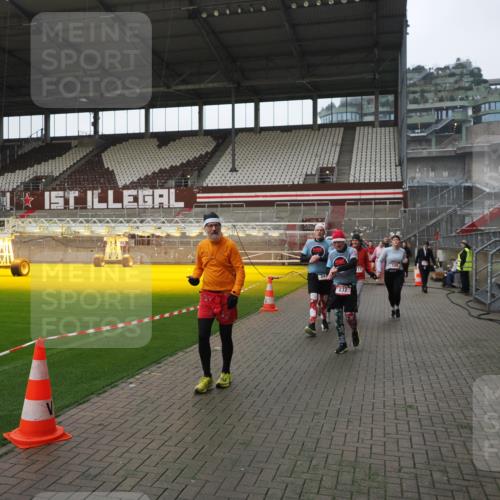 07.12.2025 - St. Pauli X-Mass-Run No. 15 Fabian Wolf http://msf.ph/oto/9417850 07.12.2025 11:21:27 Ziel 98, 105, 111, 232, 241, 1549, 1902, 1907, 2375, 2376, 2473, 2474, 2579, 2867, 3073, 3159, 3220, 3283 meine-sportfotos.de