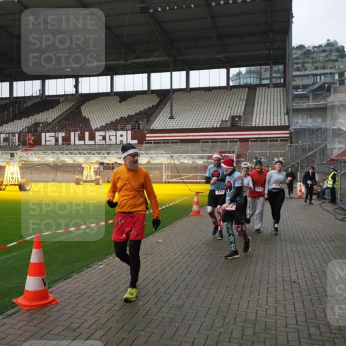 07.12.2025 - St. Pauli X-Mass-Run No. 15 Fabian Wolf http://msf.ph/oto/9417854 07.12.2025 11:21:27 Ziel 98, 105, 111, 232, 241, 1549, 1902, 1907, 2375, 2376, 2473, 2474, 2579, 2867, 3073, 3159, 3220, 3283 meine-sportfotos.de