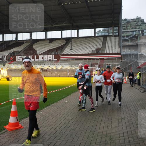 07.12.2025 - St. Pauli X-Mass-Run No. 15 Fabian Wolf http://msf.ph/oto/9417855 07.12.2025 11:21:28 Ziel 98, 105, 111, 232, 241, 1549, 1902, 1907, 2033, 2473, 2474, 2579, 2867, 3073, 3159, 3220, 3283 meine-sportfotos.de
