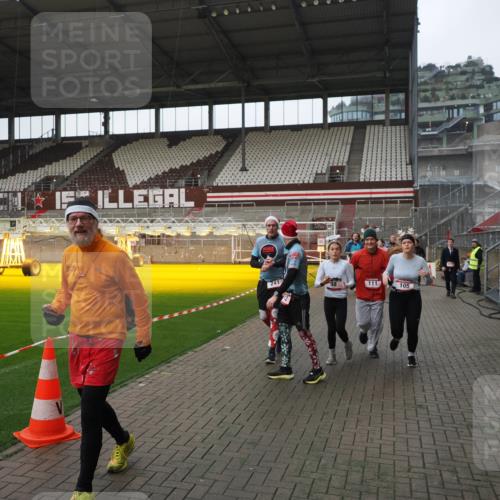 07.12.2025 - St. Pauli X-Mass-Run No. 15 Fabian Wolf http://msf.ph/oto/9417856 07.12.2025 11:21:28 Ziel 98, 105, 111, 232, 241, 1549, 1902, 1907, 2033, 2473, 2474, 2579, 2867, 3073, 3159, 3220, 3283 meine-sportfotos.de