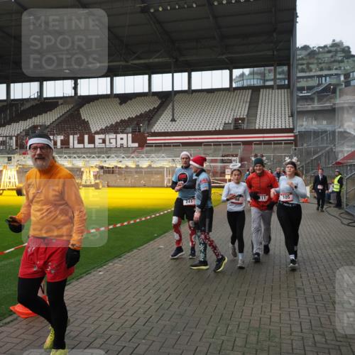 07.12.2025 - St. Pauli X-Mass-Run No. 15 Fabian Wolf http://msf.ph/oto/9417857 07.12.2025 11:21:29 Ziel 98, 105, 111, 232, 241, 1549, 1902, 1907, 2033, 2197, 2473, 2474, 2579, 2867, 3073, 3159, 3283 meine-sportfotos.de