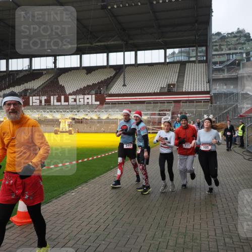 07.12.2025 - St. Pauli X-Mass-Run No. 15 Fabian Wolf http://msf.ph/oto/9417858 07.12.2025 11:21:29 Ziel 98, 105, 111, 232, 241, 1549, 1902, 1907, 2033, 2197, 2473, 2474, 2579, 2867, 3073, 3159, 3283 meine-sportfotos.de