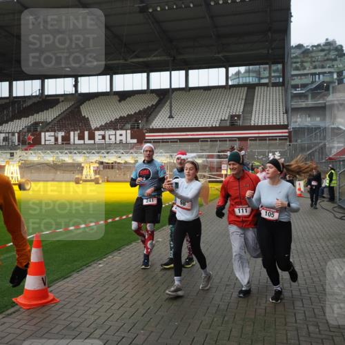 07.12.2025 - St. Pauli X-Mass-Run No. 15 Fabian Wolf http://msf.ph/oto/9417861 07.12.2025 11:21:29 Ziel 98, 105, 111, 232, 241, 1549, 1902, 1907, 2033, 2197, 2473, 2474, 2579, 2867, 3073, 3159, 3283 meine-sportfotos.de