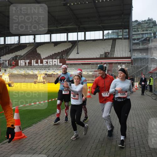 07.12.2025 - St. Pauli X-Mass-Run No. 15 Fabian Wolf http://msf.ph/oto/9417862 07.12.2025 11:21:30 Ziel 98, 105, 111, 232, 241, 1549, 1902, 1907, 2033, 2197, 2473, 2474, 2579, 3073, 3159, 3283 meine-sportfotos.de