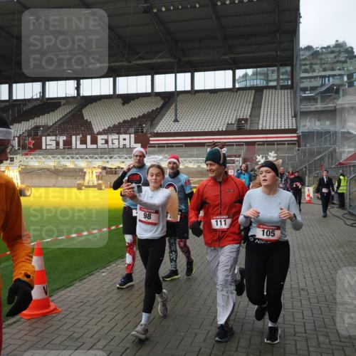 07.12.2025 - St. Pauli X-Mass-Run No. 15 Fabian Wolf http://msf.ph/oto/9417863 07.12.2025 11:21:30 Ziel 98, 105, 111, 232, 241, 1549, 1902, 1907, 2033, 2197, 2473, 2474, 2579, 3073, 3159, 3283 meine-sportfotos.de