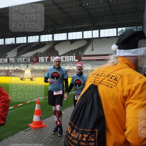 07.12.2025 - St. Pauli X-Mass-Run No. 15 Fabian Wolf http://msf.ph/oto/9417867 07.12.2025 11:21:31 Ziel 98, 105, 111, 232, 241, 1549, 1902, 1907, 2033, 2197, 2473, 2474, 2579, 3073, 3159, 3283 meine-sportfotos.de