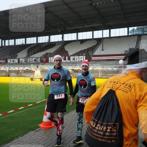 07.12.2025 - St. Pauli X-Mass-Run No. 15 Fabian Wolf http://msf.ph/oto/9417869 07.12.2025 11:21:32 Ziel 98, 105, 111, 232, 241, 1549, 1902, 1907, 2033, 2197, 2473, 2474, 2579, 3073, 3159, 3283 meine-sportfotos.de