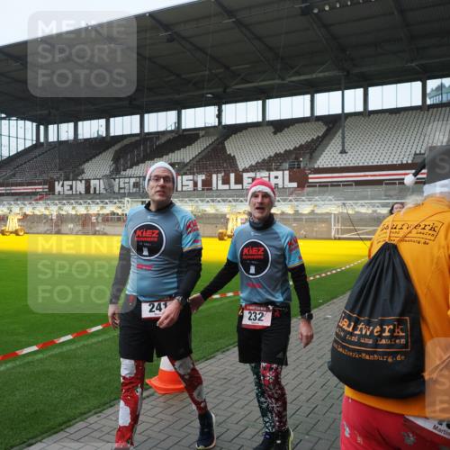07.12.2025 - St. Pauli X-Mass-Run No. 15 Fabian Wolf http://msf.ph/oto/9417871 07.12.2025 11:21:32 Ziel 98, 105, 111, 232, 241, 1549, 1902, 1907, 2033, 2197, 2473, 2474, 2579, 3073, 3159, 3283 meine-sportfotos.de