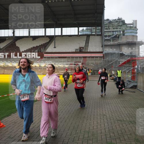 07.12.2025 - St. Pauli X-Mass-Run No. 15 Fabian Wolf http://msf.ph/oto/9417876 07.12.2025 11:21:35 Ziel 98, 105, 111, 232, 241, 1549, 1902, 1907, 2033, 2197, 2473, 2474, 2579, 3073, 3159 meine-sportfotos.de