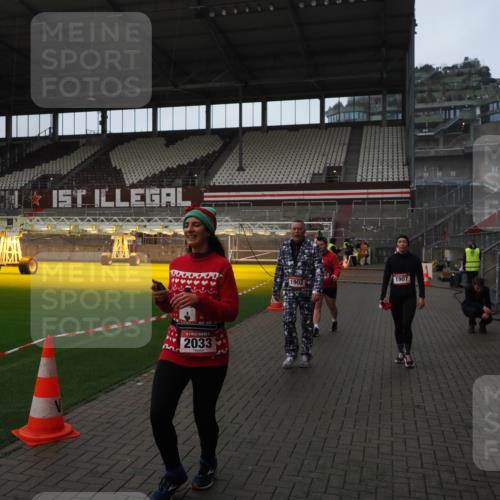 07.12.2025 - St. Pauli X-Mass-Run No. 15 Fabian Wolf http://msf.ph/oto/9417879 07.12.2025 11:21:36 Ziel 98, 105, 111, 232, 241, 1549, 1902, 1907, 1939, 2033, 2197, 2473, 2474, 3073 meine-sportfotos.de