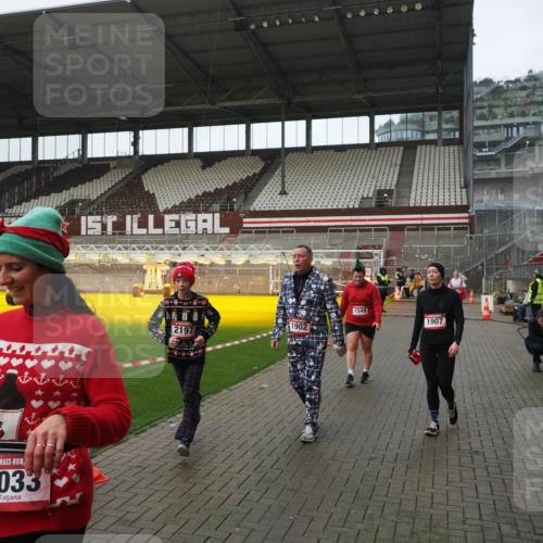 07.12.2025 - St. Pauli X-Mass-Run No. 15 Fabian Wolf http://msf.ph/oto/9417883 07.12.2025 11:21:37 Ziel 98, 105, 111, 232, 241, 1549, 1902, 1907, 1939, 2033, 2197, 2473, 2474, 3073 meine-sportfotos.de