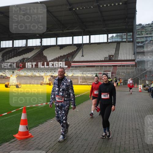 07.12.2025 - St. Pauli X-Mass-Run No. 15 Fabian Wolf http://msf.ph/oto/9417887 07.12.2025 11:21:38 Ziel 98, 105, 111, 232, 241, 1549, 1902, 1907, 1939, 2033, 2197, 2473, 2474, 3073 meine-sportfotos.de