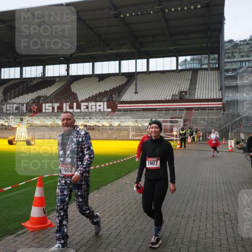 07.12.2025 - St. Pauli X-Mass-Run No. 15 Fabian Wolf http://msf.ph/oto/9417889 07.12.2025 11:21:38 Ziel 98, 105, 111, 232, 241, 1549, 1902, 1907, 1939, 2033, 2197, 2473, 2474, 3073 meine-sportfotos.de