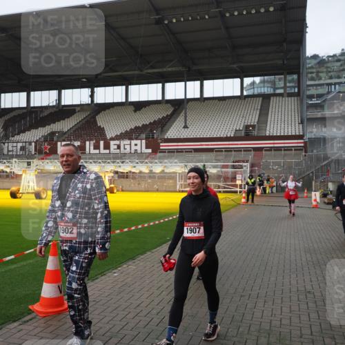 07.12.2025 - St. Pauli X-Mass-Run No. 15 Fabian Wolf http://msf.ph/oto/9417890 07.12.2025 11:21:38 Ziel 98, 105, 111, 232, 241, 1549, 1902, 1907, 1939, 2033, 2197, 2473, 2474, 3073 meine-sportfotos.de