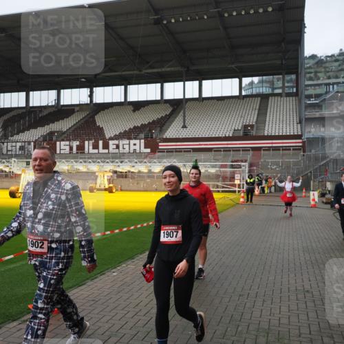 07.12.2025 - St. Pauli X-Mass-Run No. 15 Fabian Wolf http://msf.ph/oto/9417891 07.12.2025 11:21:38 Ziel 98, 105, 111, 232, 241, 1549, 1902, 1907, 1939, 2033, 2197, 2473, 2474, 3073 meine-sportfotos.de