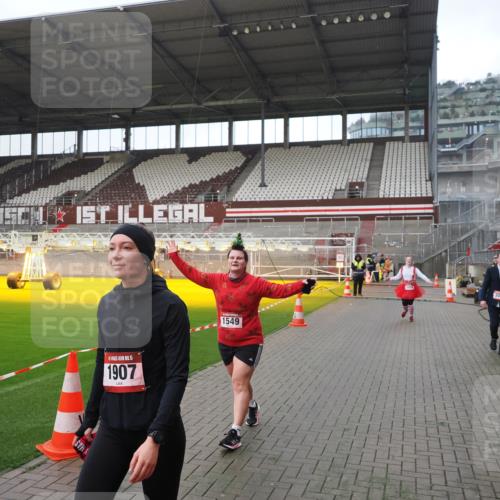 07.12.2025 - St. Pauli X-Mass-Run No. 15 Fabian Wolf http://msf.ph/oto/9417892 07.12.2025 11:21:39 Ziel 98, 105, 111, 232, 241, 1549, 1902, 1907, 1939, 2033, 2197, 2473, 2474, 3073 meine-sportfotos.de