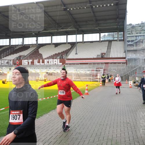 07.12.2025 - St. Pauli X-Mass-Run No. 15 Fabian Wolf http://msf.ph/oto/9417893 07.12.2025 11:21:39 Ziel 98, 105, 111, 232, 241, 1549, 1902, 1907, 1939, 2033, 2197, 2473, 2474, 3073 meine-sportfotos.de
